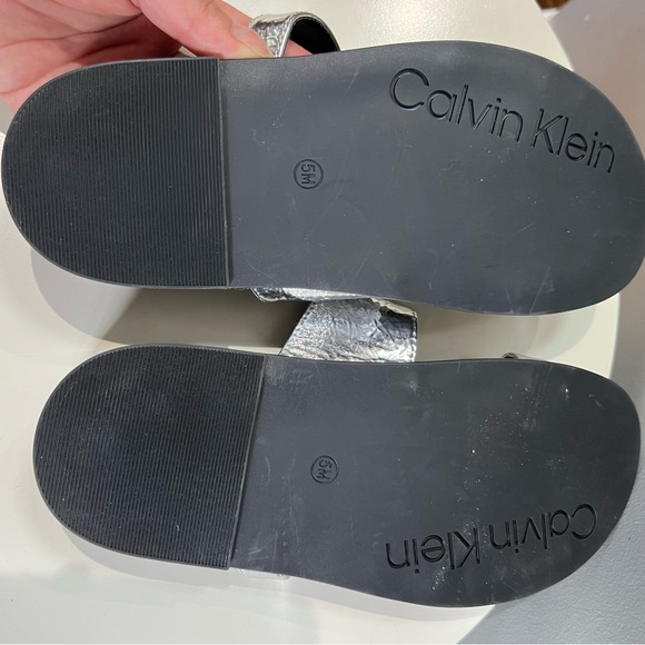 Calvin Klein NWOT Women’s Explore Footbed Slide Sandals size 5 Silver straps - Picture 8 of 8